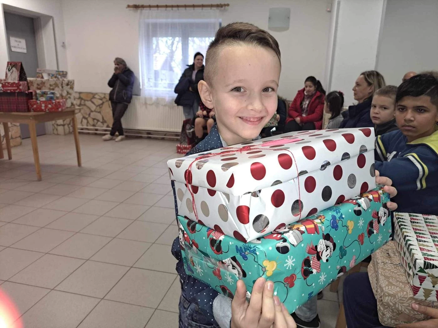 Kisfiú egy ajándékcsomaggal