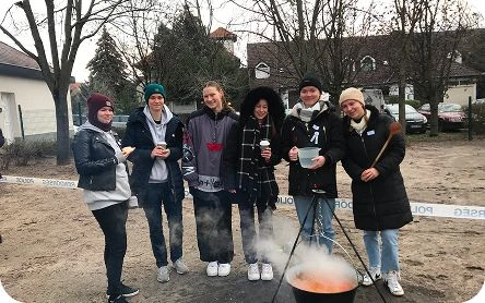 Önkéntesek bográcsban főznek a szabadban