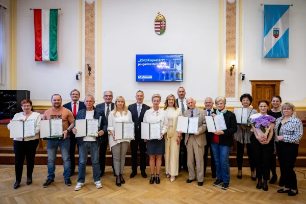 A Zöld Kispestért díj kitüntetettjei csoportképen a díjátadón