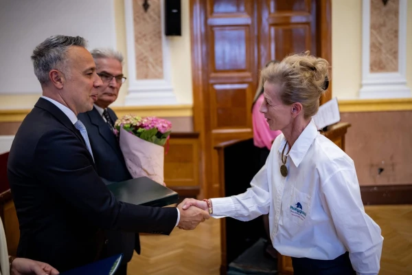 Kézfogás és gratuláció a Zöld Kispestért díj átadásán