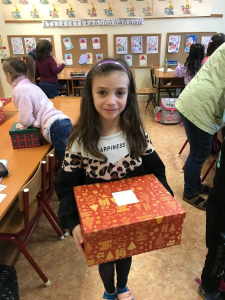 Kislány karácsonyi ajándékdobozzal