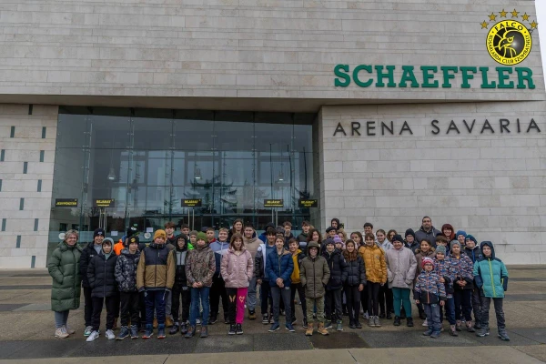 Csoportkép az Arena Savaria előtt