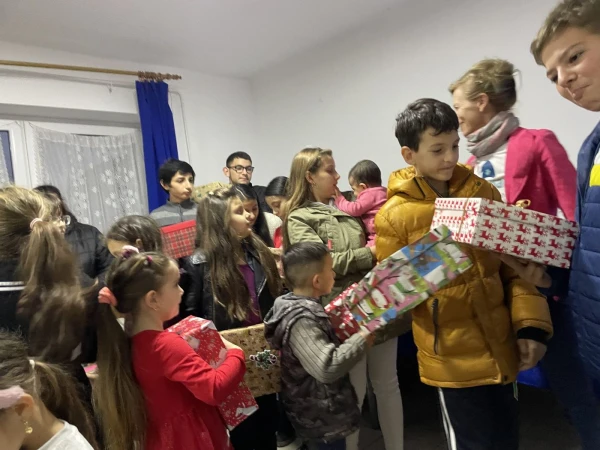 Gyerekek karácsonyi cipősdoboz ajándékokkal
