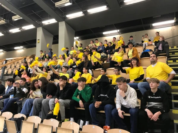 Gyerekek egy kosárlabda mérkőzésen a lelátón